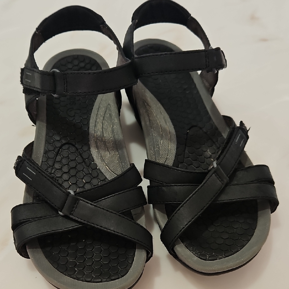 BareTraps Women's Black Cross-Strap Comfort Sandals